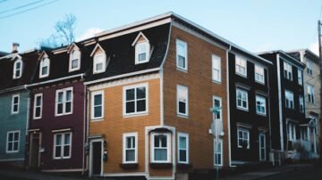 Ile kosztuje elewacja domu? Przegląd cen materiałów i robocizny