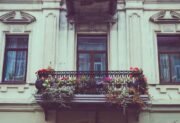 Osłona na balkon – jak wybrać idealne rozwiązanie do swojego wnętrza i stylu życia?