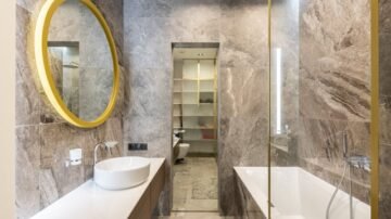 Wanna z prysznicem – jak urządzić wygodną łazienkę 2 w 1?