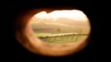 Dziura w ścianie – jak skutecznie naprawić ubytek po odpadnięciu tynku