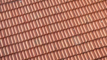 Kalenica dachu – funkcje, budowa i prawidłowe wykończenie