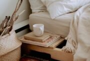 Sypialnia w stylu boho – inspiracje pełne swobody i harmonii