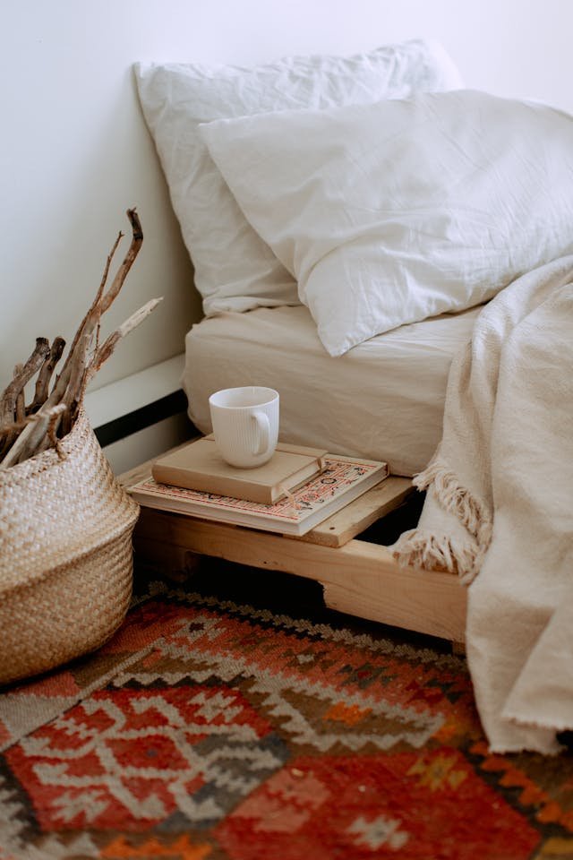 Sypialnia w stylu boho – inspiracje pełne swobody i harmonii