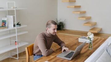 Praca z domu i home office – jakie umiejętności są kluczowe?