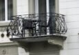 Jak urządzić wąski balkon i jakie meble oraz rośliny wybrać?