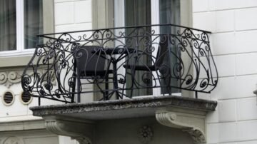 Jak urządzić wąski balkon i jakie meble oraz rośliny wybrać?