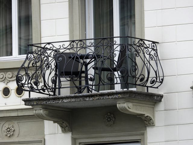 Jak urządzić wąski balkon i jakie meble oraz rośliny wybrać?